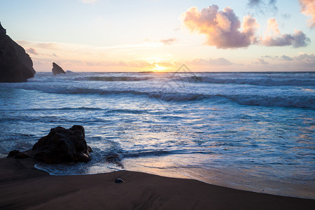 葡萄牙Adraga海滩岩石状岸线的日落Adraga海滩岩石状岸线的日落图片