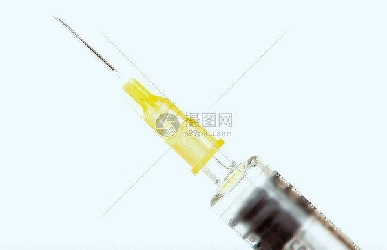 典型的塑料医疗注射器配有可分解的不锈钢针头图片