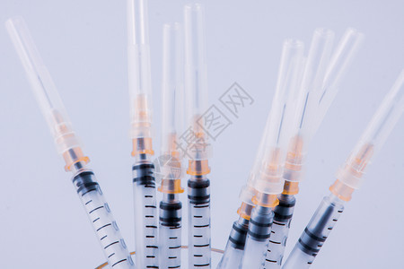 典型的塑料医疗注射器配有可分解的不锈钢针头图片