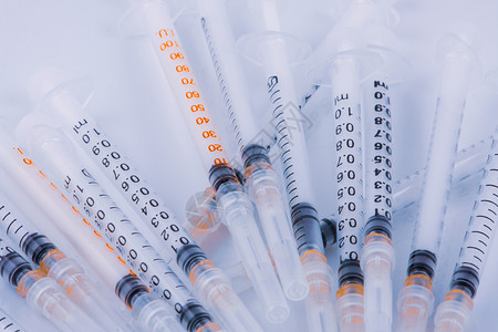 典型的塑料医疗注射器配有可分解的不锈钢针头图片