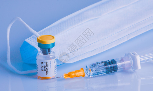 保加利亚Burgas-201年9月7日:季节性流感疫苗,密封小瓶和一次性塑料注射器溶液。图片