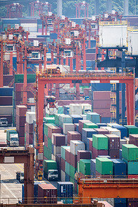 在清yi香港工作用卡车和船进行货运促进全球商业出口背景图片