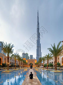 PalaceDowntown迪拜天线阿拉伯联合酋长国或阿金融区和智能城市商业区Skycraper和高楼建筑的BurjKhalif背景图片