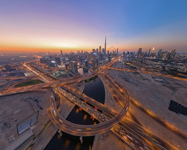 太空中的星球迪拜下城天线和高速公路阿拉伯联合酋长国或阿金融区和智能城市商业区夜幕天桥和高楼大的BurjKhalifa空中观察背景