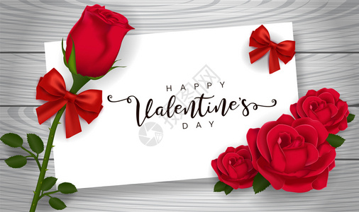 红玫瑰和花瓣在木背景上情人节贺卡图片