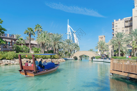 中午阿拉伯朱梅伊岛或装有绿湖河流和反射的造船楼迪拜下城天线阿拉伯联合酋长国或城市阿联酋旅馆的中午行度假概念图片