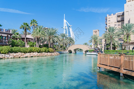 中午阿拉伯朱梅伊岛或装有绿湖河流和反射的造船楼迪拜下城天线阿拉伯联合酋长国或城市阿联酋旅馆的中午行度假概念图片