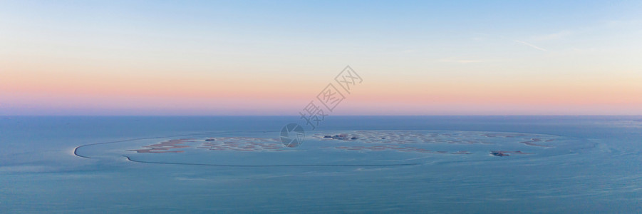 世界岛屿在迪拜海的空中视图有日落的天空阿拉伯联合酋长国或阿建筑景观背有天空图片