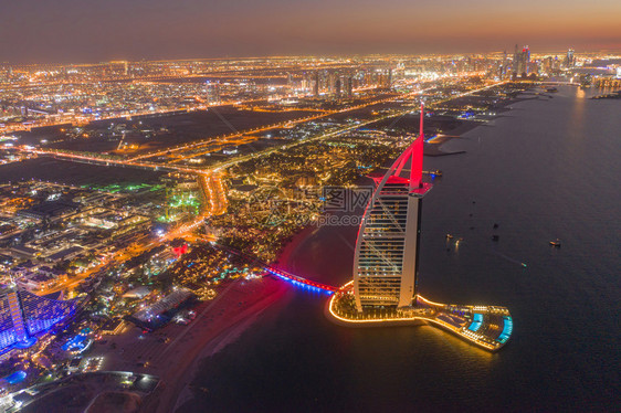伯吉阿勒拉朱梅岛或船只建筑迪拜下城天线阿拉伯联合酋长国或阿城金融区日落时空中观察图片