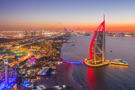 伯吉阿勒拉朱梅岛或船只建筑迪拜下城天线阿拉伯联合酋长国或阿城金融区日落时空中观察背景图片