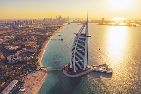 吉丽伯吉阿勒拉朱梅岛或船只建筑迪拜下城天线阿拉伯联合酋长国或阿城金融区日落时空中观察背景