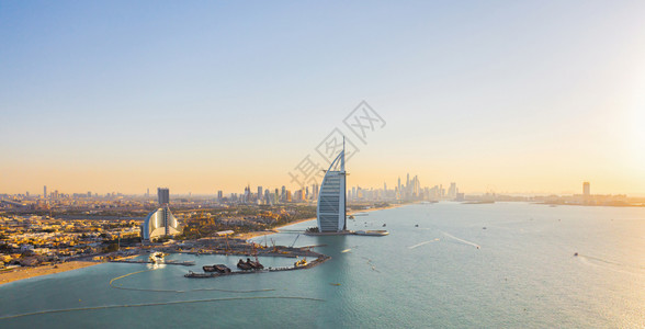 伯吉阿勒拉朱梅岛或船只建筑迪拜下城天线阿拉伯联合酋长国或阿城金融区日落时空中观察背景图片
