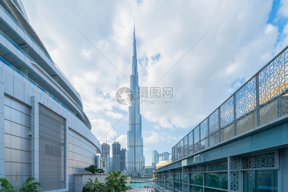 阿拉伯联合酋长国或阿迪拜市下城天际的BurjKhalifa和智能城市的金融区和商业图片