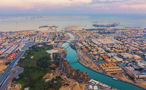 宽容桥的空中观察与湖泊或河流迪拜市中心天线阿拉伯联合酋长国或阿金融区和城市商业的建筑结构图片