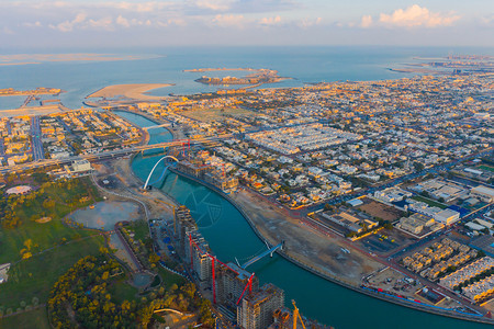 宽容桥的空中观察与湖泊或河流迪拜市中心天线阿拉伯联合酋长国或阿金融区和城市商业的建筑结构图片