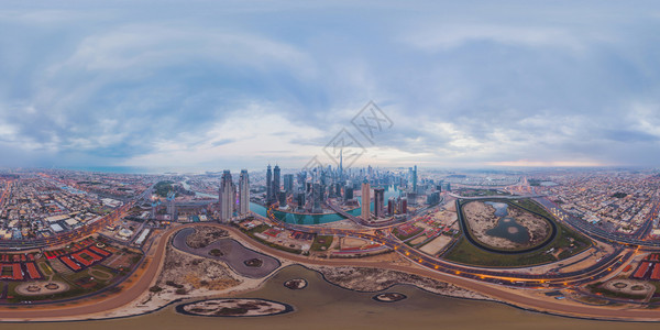 迪拜市下城天线和高速公路阿拉伯联合酋长国或阿拉伯联合酋长国城金融区日落时空压梯大楼的中观察无缝全景以180度计36全景图片