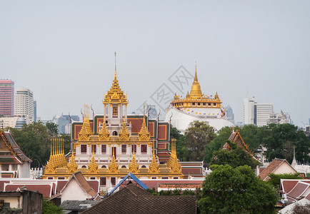 LohaPrasatWatRatchanatta和金山塔是佛教寺庙或WatSaket在曼谷市中心有摩天大楼日落时在泰国城市图片