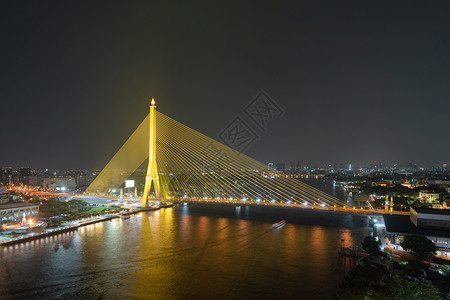 曼谷市的白拜伦塔纪念桥空中夜景图片