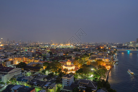 PhraSumenFort翡翠佛寺大宫殿WatPhoSanamLuangWatKaew和摩天大楼曼谷市中心晚上在泰国佛寺图片