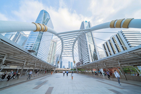 泰国民众在曼谷市郊的Sathorn曲线桥上行走金融区和商业智能城市和技术概念天梯大楼图片