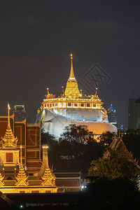 金山塔佛教寺庙或WatSakaet晚上在泰国城市曼谷中心天际图片