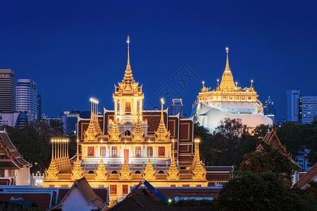 LohaPrasatWatRatchanatta和金山塔是佛教寺庙或WatSaket夜里在泰国的曼谷市中心图片