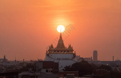 金山塔一个佛教寺庙或WatSaket太阳照耀曼谷市中心城日落天空泰国建筑景观背图片