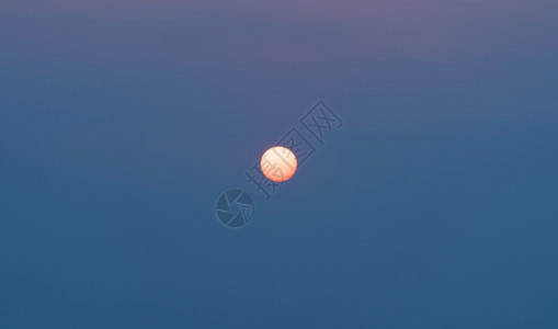 太阳与日落的天空抽象自然背景戏剧蓝色和橙紫的乌云在黄昏时候图片