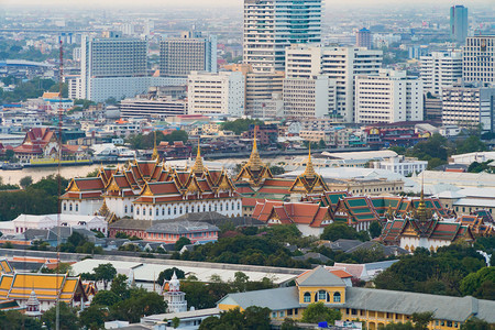 翡翠佛寺WatPhraKaew和摩天大楼的空中景象日落时曼谷市中心区泰国佛教寺庙泰国建筑图片