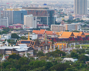 翡翠佛寺WatPhraKaew和摩天大楼的空中景象日落时曼谷市中心区泰国佛教寺庙泰国建筑图片