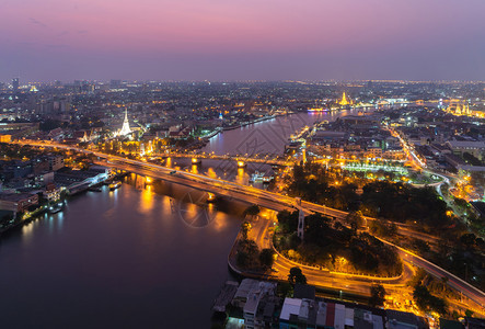 曼谷市的白拜伦塔纪念桥空中夜景图片