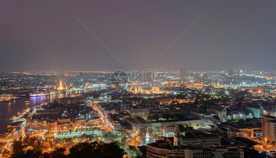 在泰国曼谷市中心的拉塔纳科辛岛夜间对住宅建筑和传统寺庙进行空中观察亚洲城市建筑景观背图片