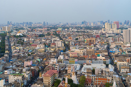 Tattanakosin岛泰国曼谷市中心日落的住宅建筑和传统寺庙的空中观察亚洲城市建筑景观背图片