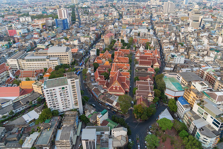 Tattanakosin岛泰国曼谷市中心日落的住宅建筑和传统寺庙的空中观察亚洲城市建筑景观背图片