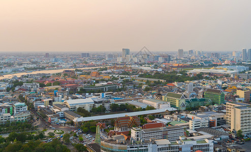 Tattanakosin岛泰国曼谷市中心日落的住宅建筑和传统寺庙的空中观察亚洲城市建筑景观背图片
