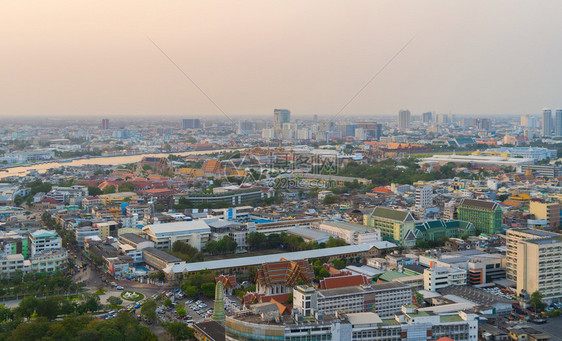 Tattanakosin岛泰国曼谷市中心日落的住宅建筑和传统寺庙的空中观察亚洲城市建筑景观背图片