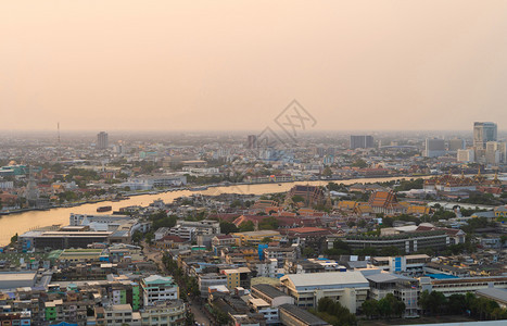 Tattanakosin岛泰国曼谷市中心日落的住宅建筑和传统寺庙的空中观察亚洲城市建筑景观背图片