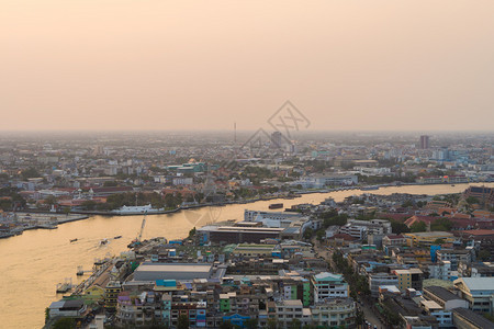 Tattanakosin岛泰国曼谷市中心日落的住宅建筑和传统寺庙的空中观察亚洲城市建筑景观背图片