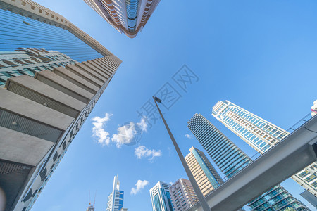 寻找高楼办公摩天大有蓝色空的金融区建筑阿联酋迪拜市中心城商业和技术概念背景智能城市图片