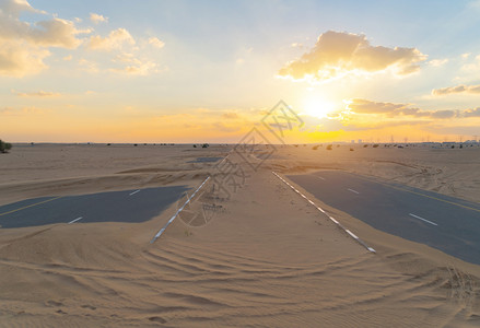 迪拜市阿拉伯联合酋长国或阿日落时的自然景观背图片