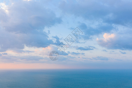 暑假旅行期间夏季的蓝色绿宝石海水迪拜阿联酋旅游景点蓝云天空自然景观背图片
