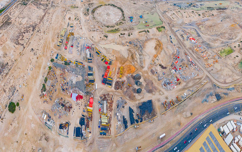 在阿拉伯联合酋长国迪拜市发展高楼建筑沙漠的顶层景象图片