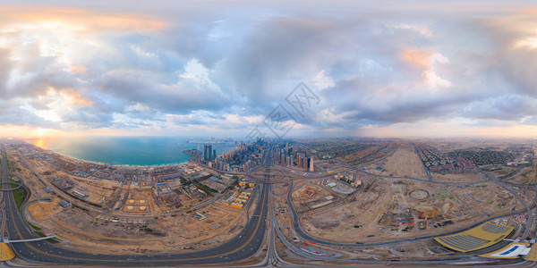 迪拜市下城天线和高速公路阿拉伯联合酋长国或阿拉伯联合酋长国城金融区日落时空压梯大楼的中观察无缝全景以180度计36全景背景图片