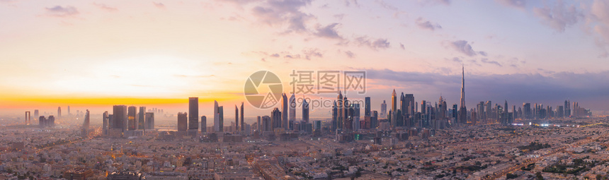 迪拜下城天线阿拉伯联合酋长国或阿金融区和智能城市商业区的空中景象日落时是天梯和高楼图片
