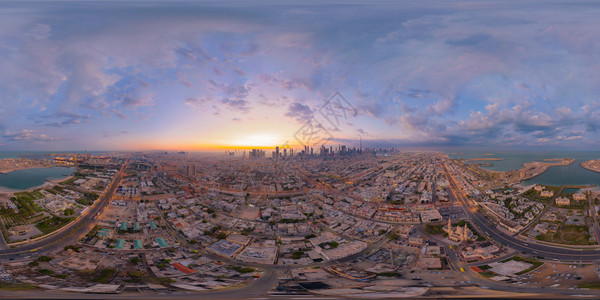 迪拜市下城天线和高速公路阿拉伯联合酋长国或阿拉伯联合酋长国城金融区日落时空压梯大楼的中观察无缝全景以180度计36全景背景图片