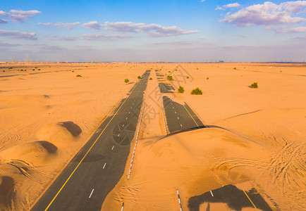 在迪拜市阿拉伯联合酋长国或阿日落时的自然景观背著名的旅游点顶层图片