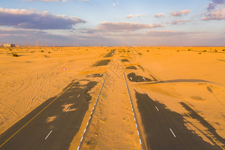 在迪拜市阿拉伯联合酋长国或阿日落时的自然景观背著名的旅游点顶层图片