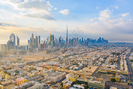 迪拜下城天线和高速公路阿拉伯联合酋长国或阿金融区和智能城市商业区日落时天梯和高楼大的BurjKhalifa空中观察图片