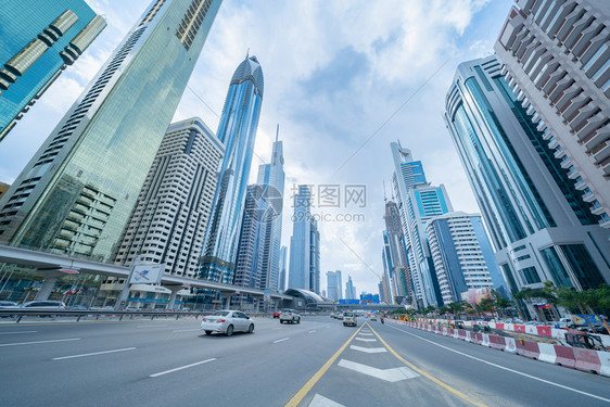 寻找高楼办公摩天大有蓝色空的金融区建筑阿联酋迪拜市中心城商业和技术概念背景智能城市图片