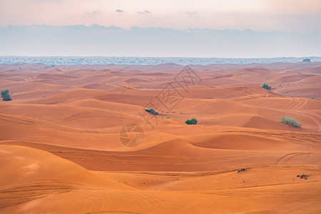 在迪拜市阿拉伯联合酋长国或阿日落时的自然地貌背景下红沙漠狩猎丘著名的旅游景点蓝天沙的形态图片